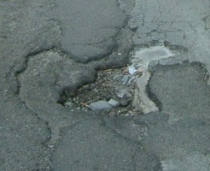In città sono state segnalate buche su strade rifatte solo un anno fa